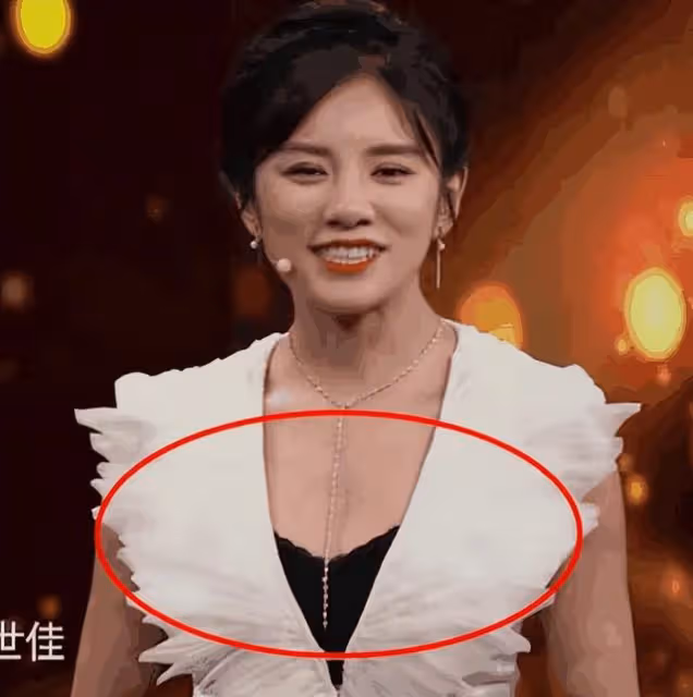 肩帶滑落、忘穿胸衣,這三位女星的社死瞬間,簡直不要太尷尬