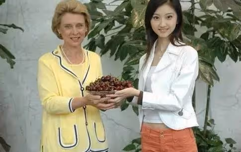 35歲景甜情史疑曝光!首任男友實力比張繼科強,成龍大哥都不敢惹