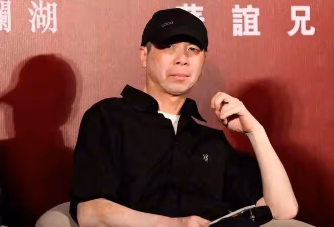 王剛清空帳號疑去美國,本人親自闢謠:在香港看展,還有節目要上