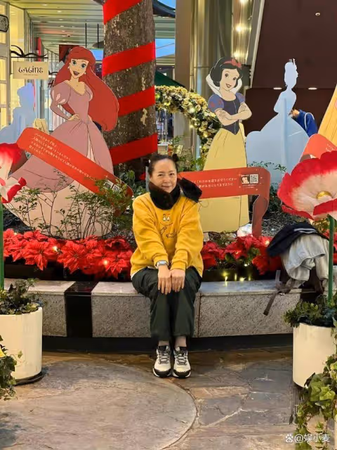 萬梓良前妻65歲,穿卡通衛衣還扎哪吒頭,皮膚飽滿說她五十都嫌多