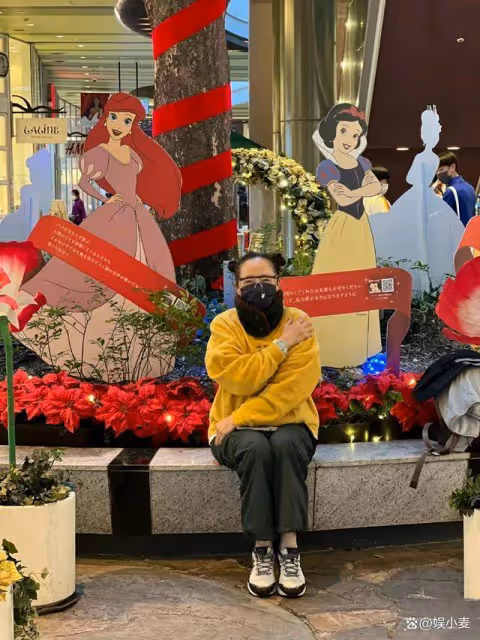萬梓良前妻65歲,穿卡通衛衣還扎哪吒頭,皮膚飽滿說她五十都嫌多