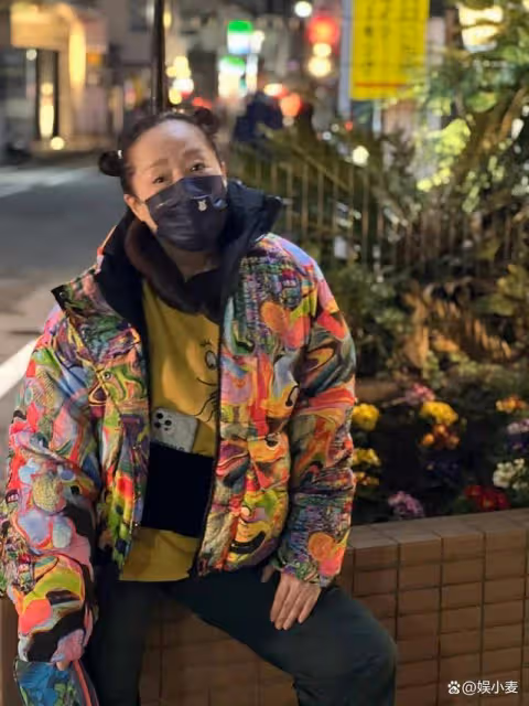 萬梓良前妻65歲,穿卡通衛衣還扎哪吒頭,皮膚飽滿說她五十都嫌多