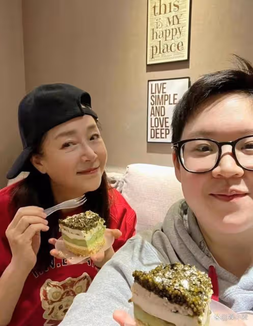 萬梓良前妻65歲,穿卡通衛衣還扎哪吒頭,皮膚飽滿說她五十都嫌多