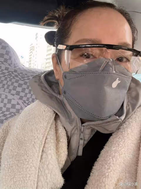 萬梓良前妻65歲,穿卡通衛衣還扎哪吒頭,皮膚飽滿說她五十都嫌多