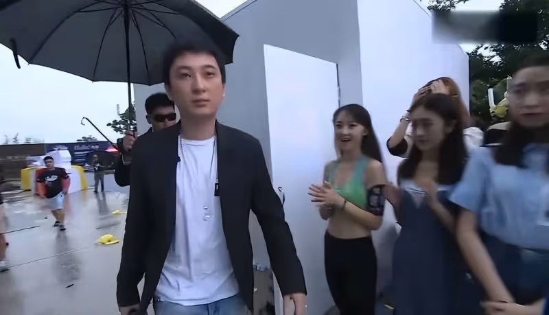 王思聰「一拖二」攜倆美女約飯,00後女友悶悶不樂,另一女超熱情
