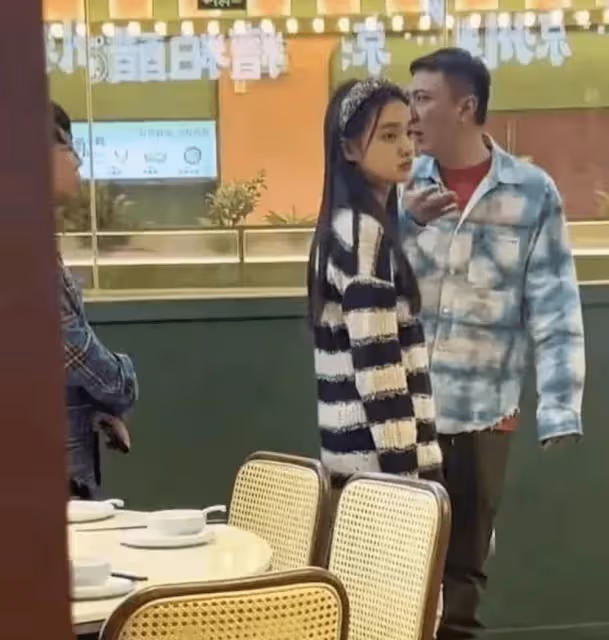 王思聰「一拖二」攜倆美女約飯,00後女友悶悶不樂,另一女超熱情