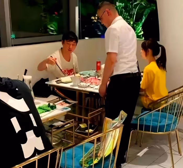 王思聰「一拖二」攜倆美女約飯,00後女友悶悶不樂,另一女超熱情