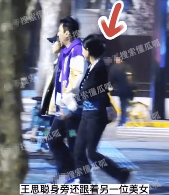 王思聰「一拖二」攜倆美女約飯,00後女友悶悶不樂,另一女超熱情