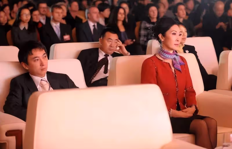 王思聰「一拖二」攜倆美女約飯,00後女友悶悶不樂,另一女超熱情