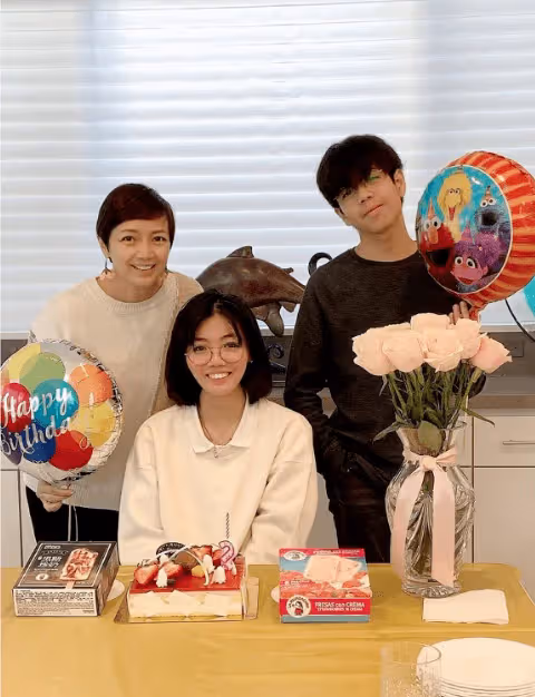 曾被追債千萬!TVB前女星大曬與18歲女兒合照!曾支持對方性取向!