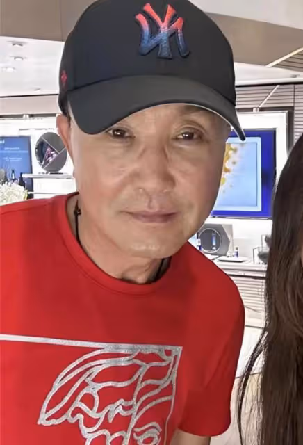 60歲吳剛現身馬爾地夫!術後臉部消腫精神好,穿2千元T恤打扮年輕