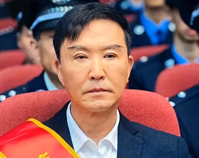 60歲吳剛現身馬爾地夫!術後臉部消腫精神好,穿2千元T恤打扮年輕