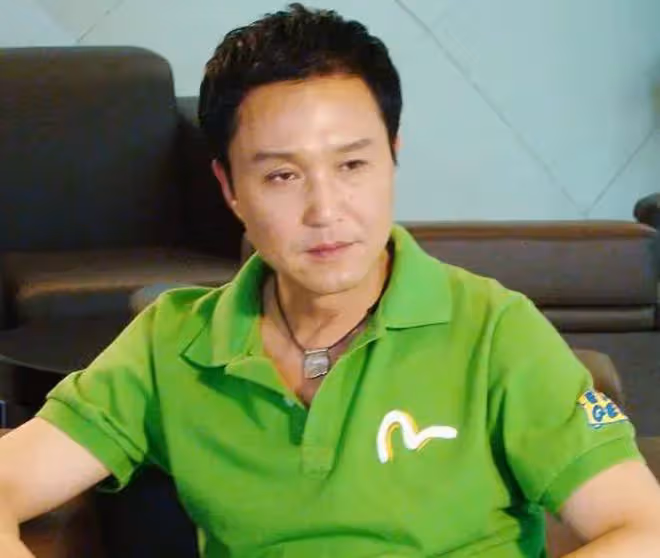 60歲吳剛現身馬爾地夫！術後臉部消腫精神好，穿2千元T恤打扮年輕
