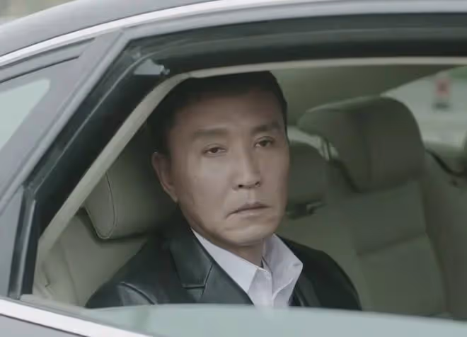 60歲吳剛現身馬爾地夫！術後臉部消腫精神好，穿2千元T恤打扮年輕
