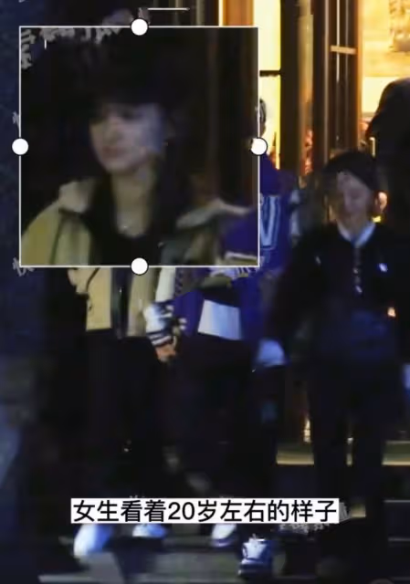 王思聰帶倆美女吃大餐!與清純范00後女生十指緊扣,女方一臉不悅
