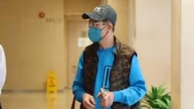 梅啟明探梅媽遭拒於門外，大鬧醫院賴死不走