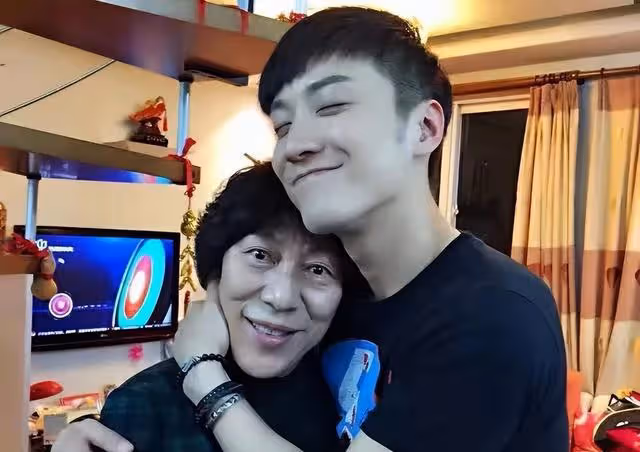 喬任梁爸爸病重！獨自去醫院孤零零顯心酸，清明節都不能去看兒子