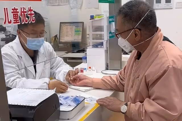 喬任梁爸爸病重！獨自去醫院孤零零顯心酸，清明節都不能去看兒子