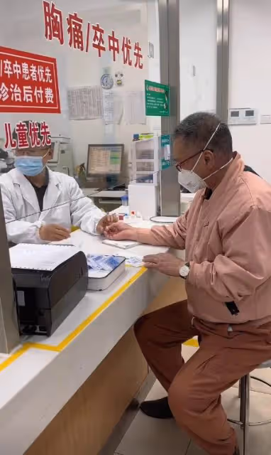 喬任梁爸爸病重！獨自去醫院孤零零顯心酸，清明節都不能去看兒子