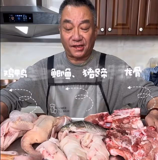 喬任梁爸爸病重！獨自去醫院孤零零顯心酸，清明節都不能去看兒子