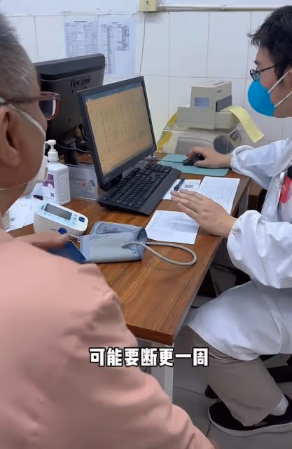 喬任梁爸爸病重！獨自去醫院孤零零顯心酸，清明節都不能去看兒子
