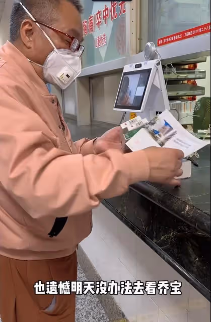 喬任梁爸爸病重！獨自去醫院孤零零顯心酸，清明節都不能去看兒子