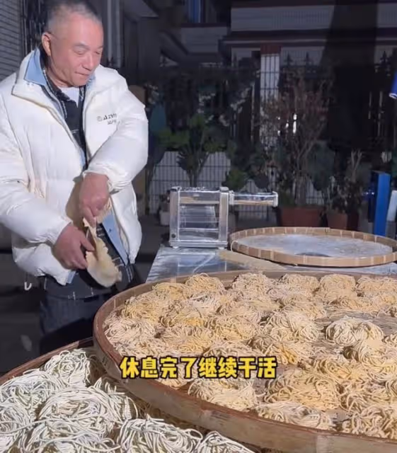 喬任梁爸爸病重！獨自去醫院孤零零顯心酸，清明節都不能去看兒子