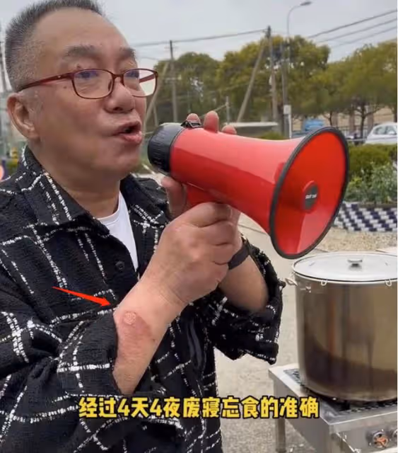 喬任梁爸爸病重！獨自去醫院孤零零顯心酸，清明節都不能去看兒子