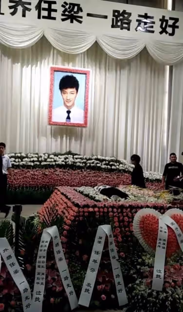 喬任梁爸爸病重！獨自去醫院孤零零顯心酸，清明節都不能去看兒子