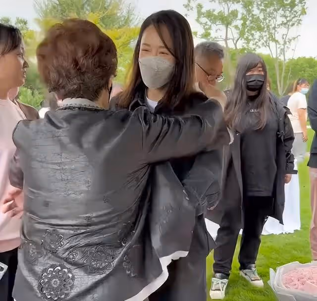 喬任梁爸爸病重！獨自去醫院孤零零顯心酸，清明節都不能去看兒子