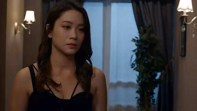 TVB知名女星演床戲超投入,穿低胸裙疑走光,傳得罪高層遭雪藏