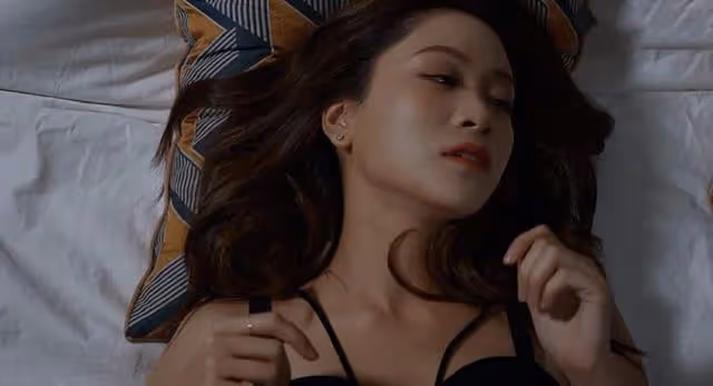 TVB知名女星演床戲超投入,穿低胸裙疑走光,傳得罪高層遭雪藏
