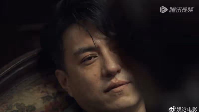 靳東8年後再演諜戰劇，收視率不錯角色熱度高，還和倆好兄弟飆戲