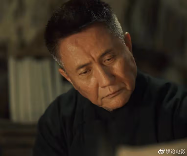 靳東8年後再演諜戰劇,收視率不錯角色熱度高,還和倆好兄弟飆戲