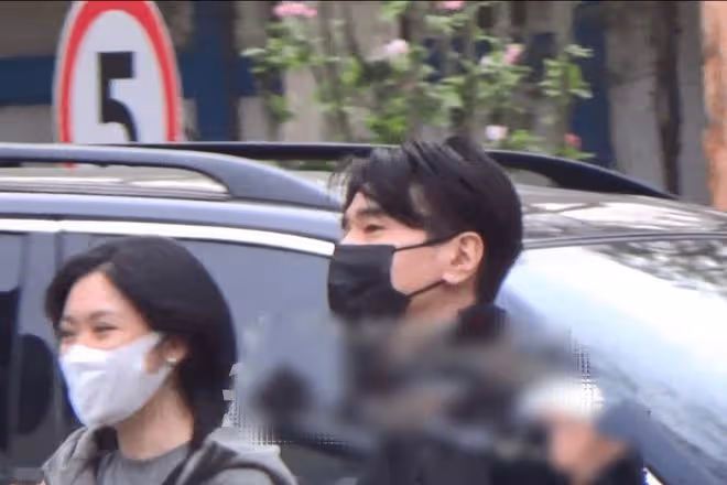 無懼高圓圓吃醋?趙又廷攜四位女生聚餐被拍,一路說笑相談甚歡