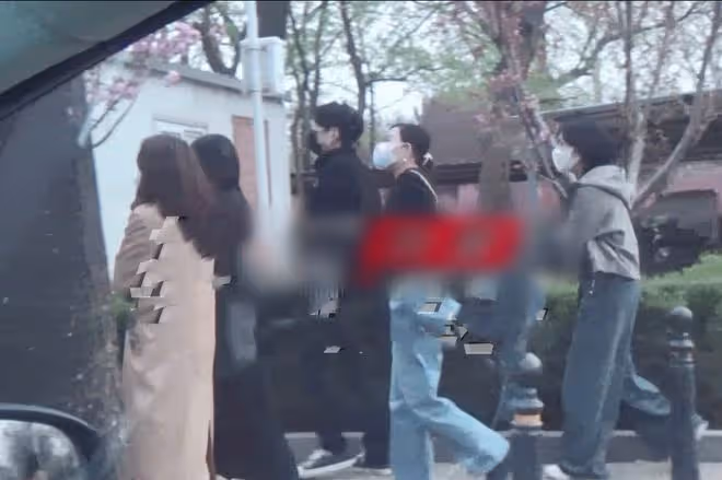 無懼高圓圓吃醋?趙又廷攜四位女生聚餐被拍,一路說笑相談甚歡