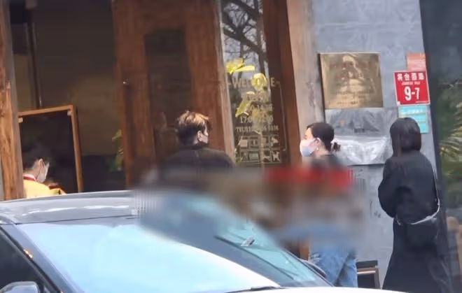 無懼高圓圓吃醋?趙又廷攜四位女生聚餐被拍,一路說笑相談甚歡