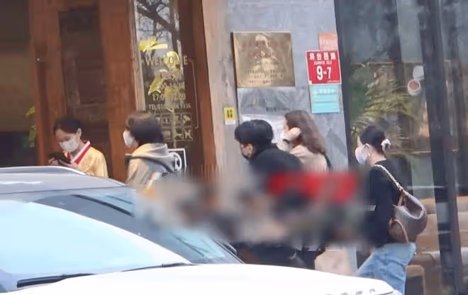 無懼高圓圓吃醋?趙又廷攜四位女生聚餐被拍,一路說笑相談甚歡