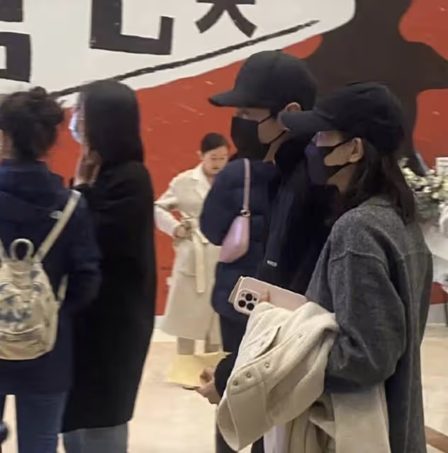 無懼高圓圓吃醋?趙又廷攜四位女生聚餐被拍,一路說笑相談甚歡
