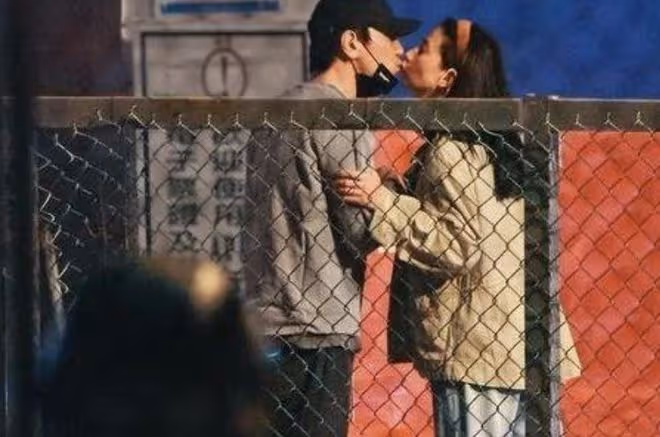 無懼高圓圓吃醋?趙又廷攜四位女生聚餐被拍,一路說笑相談甚歡
