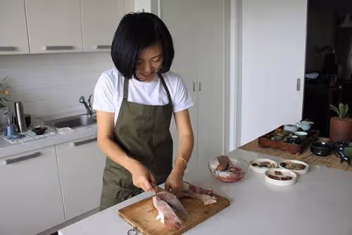 周末我去婆家小住，婆婆準備的都是我喜歡吃的東西，老公摔碗就走