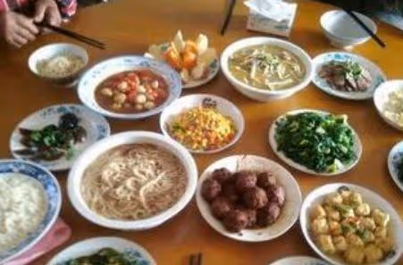 婆婆生日我跟老公去吃飯，婆婆端出剩菜剩飯，老公拉我離去