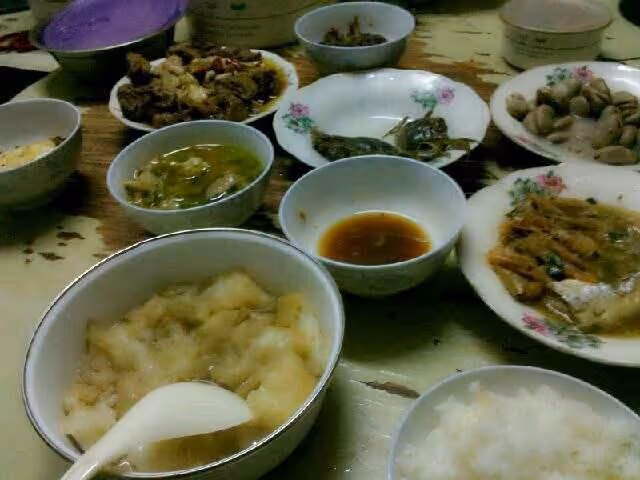婆婆生日我跟老公去吃飯，婆婆端出剩菜剩飯，老公拉我離去