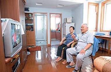 老兩口把房子賣了來找兒子，看到兒媳的家人都在，他們愣住了
