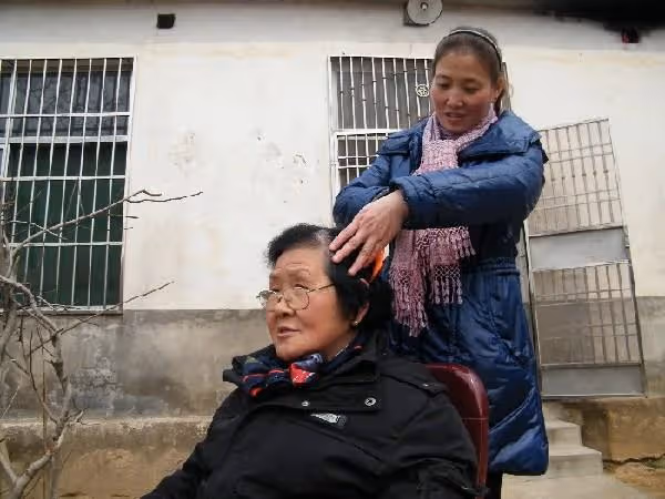 嫂子結婚沒要彩禮，我結婚也不要，公婆卻送房子和車，嫂子笑了