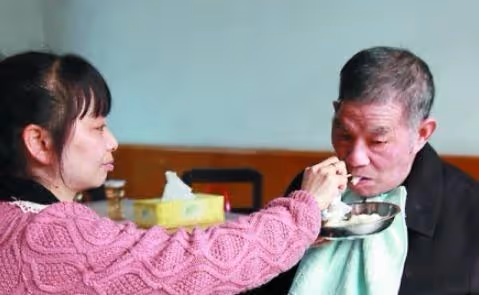 父親癱瘓，仨兒子裝聾作啞，繼女把父親接走，五年後仨兒子慌了