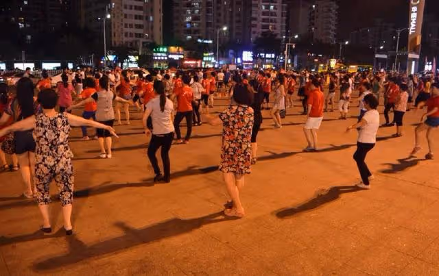 父親60想再婚,三個兒子極力反對,家裡門鈴響了,兄弟哭成淚人