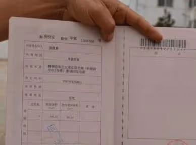 父親60想再婚,三個兒子極力反對,家裡門鈴響了,兄弟哭成淚人