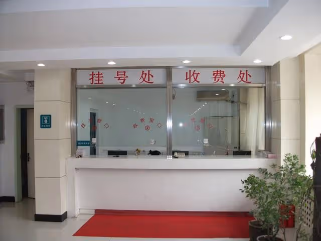 女兒出差一個月,女婿晚上總不回家,偷偷跟蹤,我甩了自己一巴掌