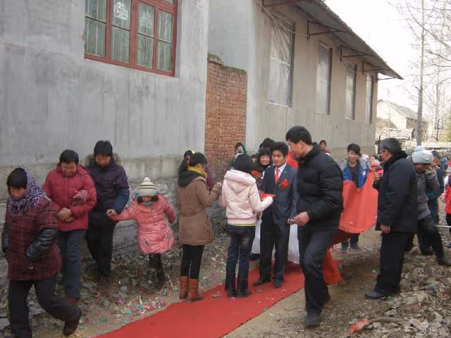 母親執意跟著窮女兒過,她拿出的東西,女兒紅了眼眶
